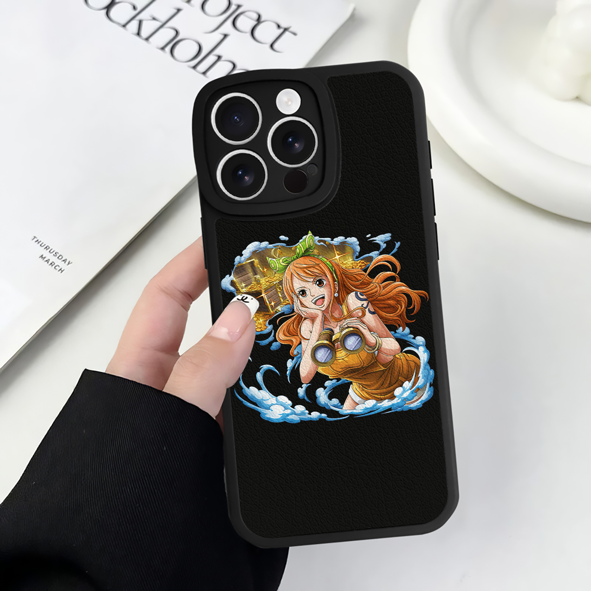 （画像用） ワンピース ナミ ONE PIECE Nami 【iPhone 16シリーズ対応】シリコンスマホケース（レザー調） 材質：シリコン